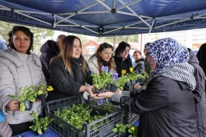 Eskişehir’de mezarlık ziyaretinde gelenek sürüyor