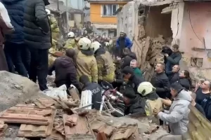 İBB: Fatih’teki bina çökmesinin nedeni inceleniyor