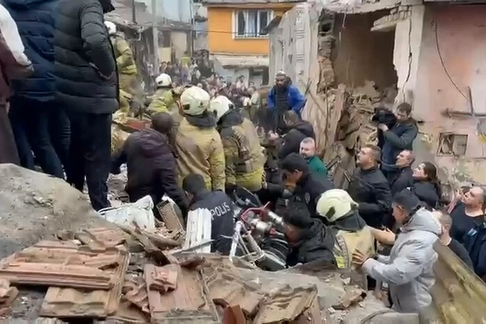 İBB: Fatih’teki bina çökmesinin nedeni inceleniyor