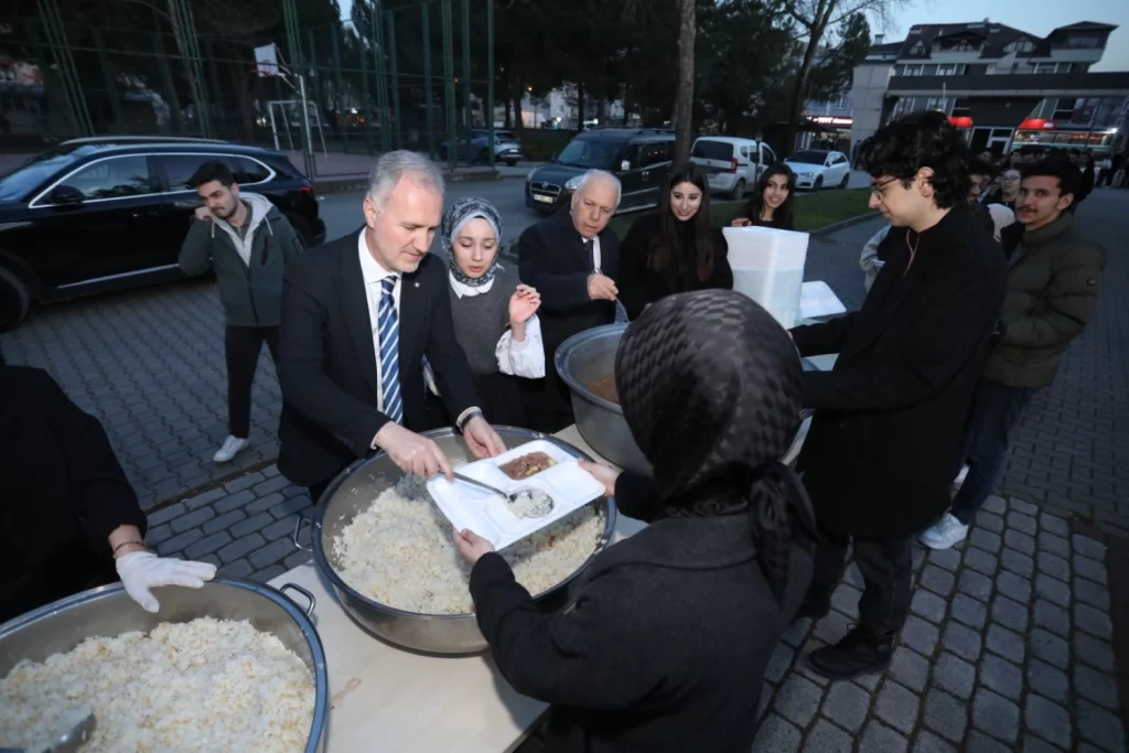 İnegöl Belediyesi’nden fakülte bahçesinde iftar bereketi