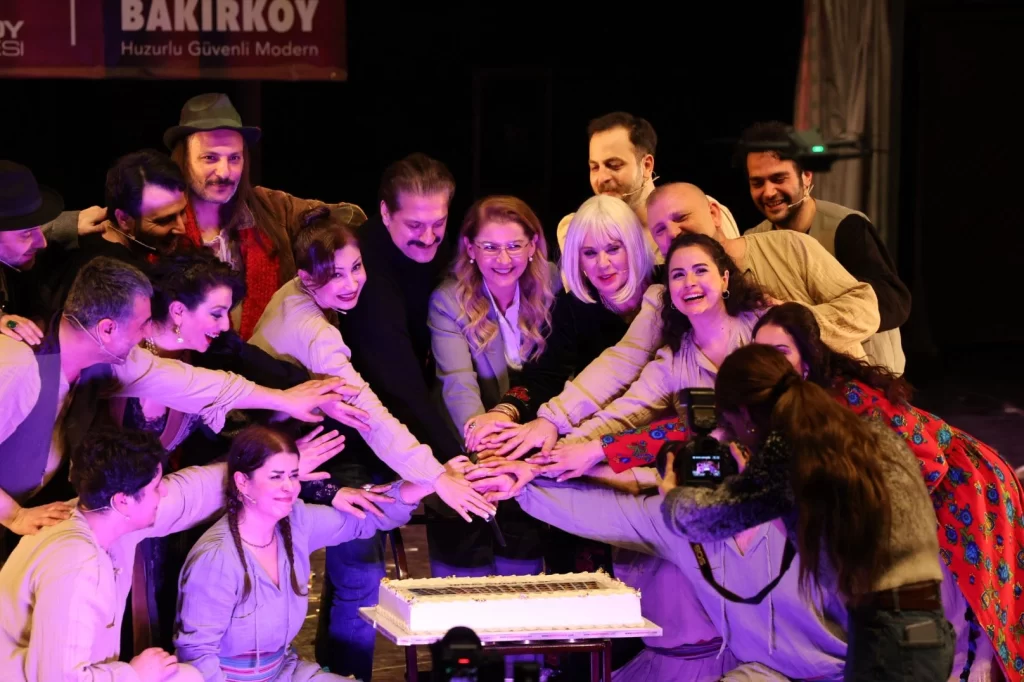 İstanbul Bakırköy’de sahne çiçek bahçesine dönüştü