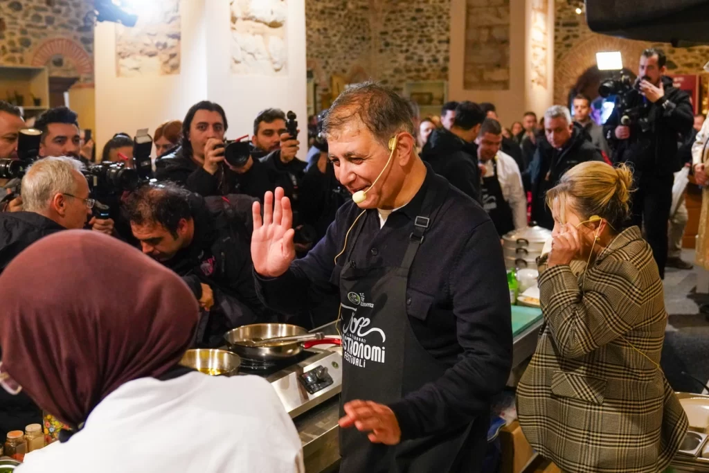 İzmir’de Başkan Tugay önlüğü giyip, mutfağa girdi… Yemekler Başkan Tugay’dan