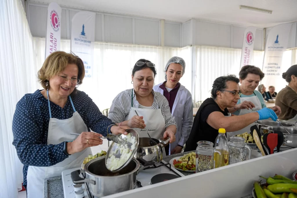 İzmir’de Mahalle Mutfağı açıldı
