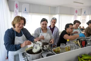 İzmir’de Mahalle Mutfağı açıldı