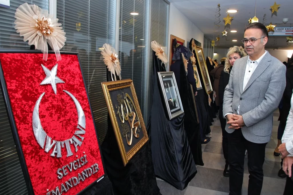 İzmir’de “Sanatın Diliyle Değerlerimiz” sergisi açıldı