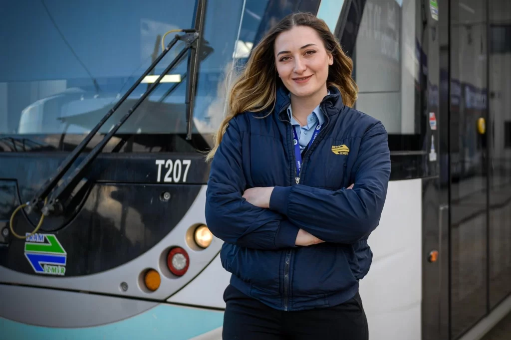 İzmir’de tramvay koltuğunda bir kadın… Raylarda kadın gücü