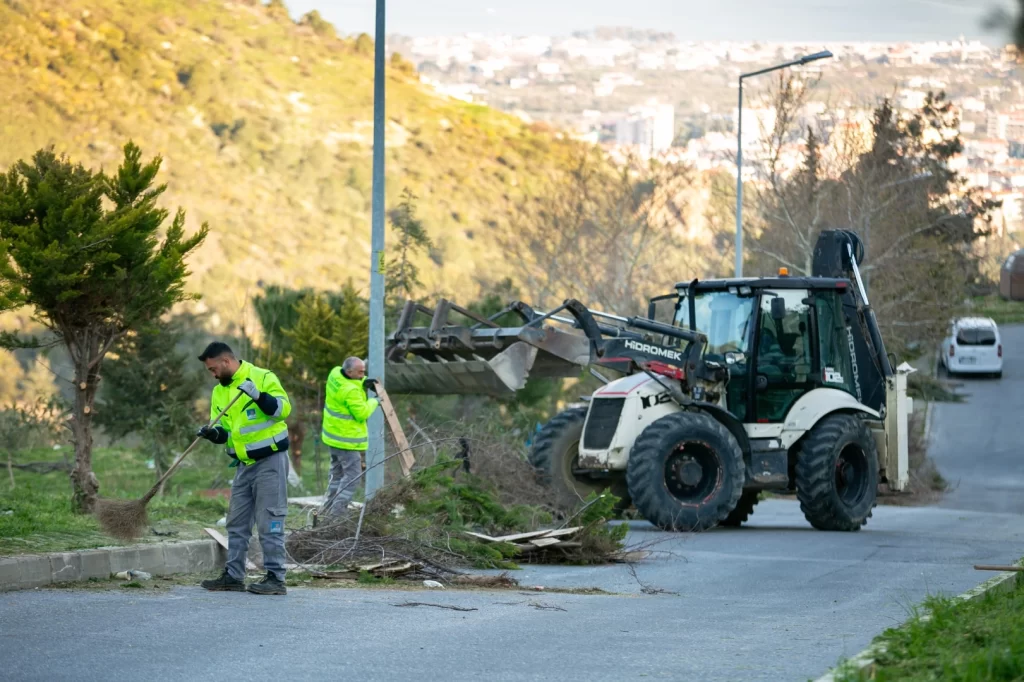 İzmir Narlıdere’de kapsamlı bahar temizliği