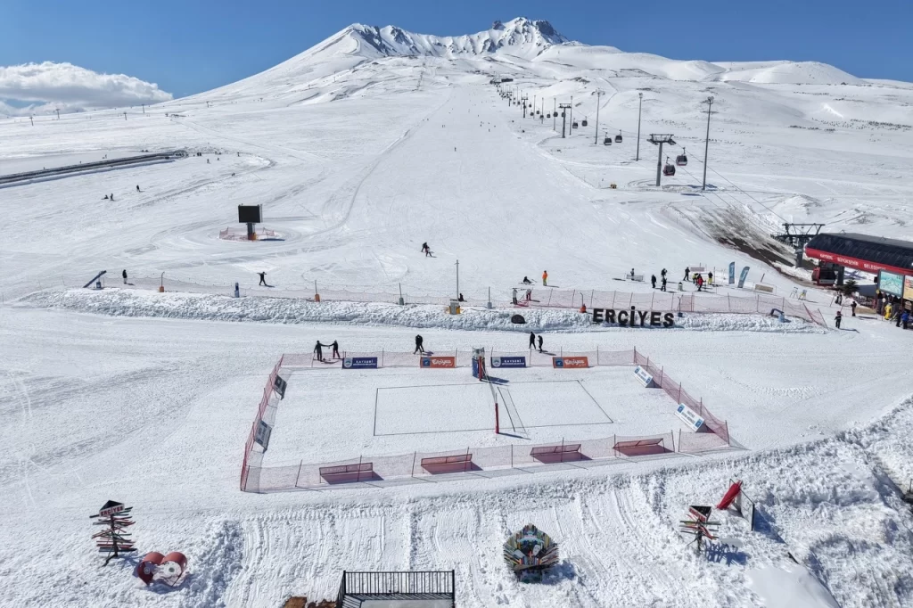 Kayseri Erciyes’te kar voleybolu heyecanı başlıyor