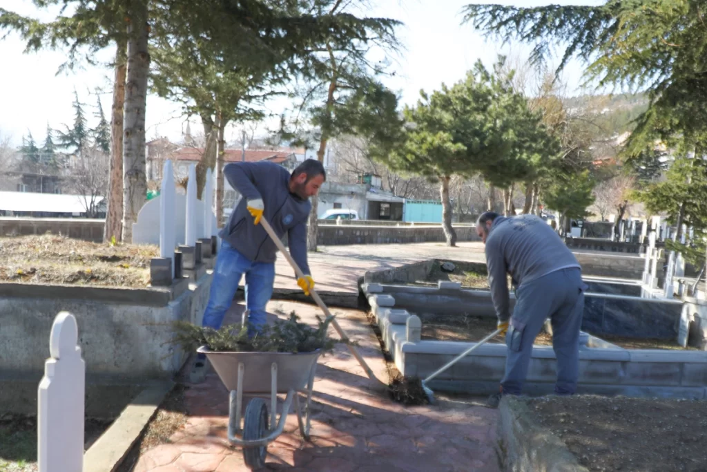 Kayseri Melikgazi’de mezarlıklarda bayram temizliği