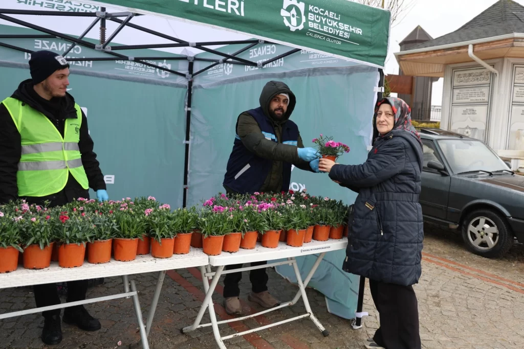 Kocaeli Büyükşehir’den ücretsiz binlerce çiçek