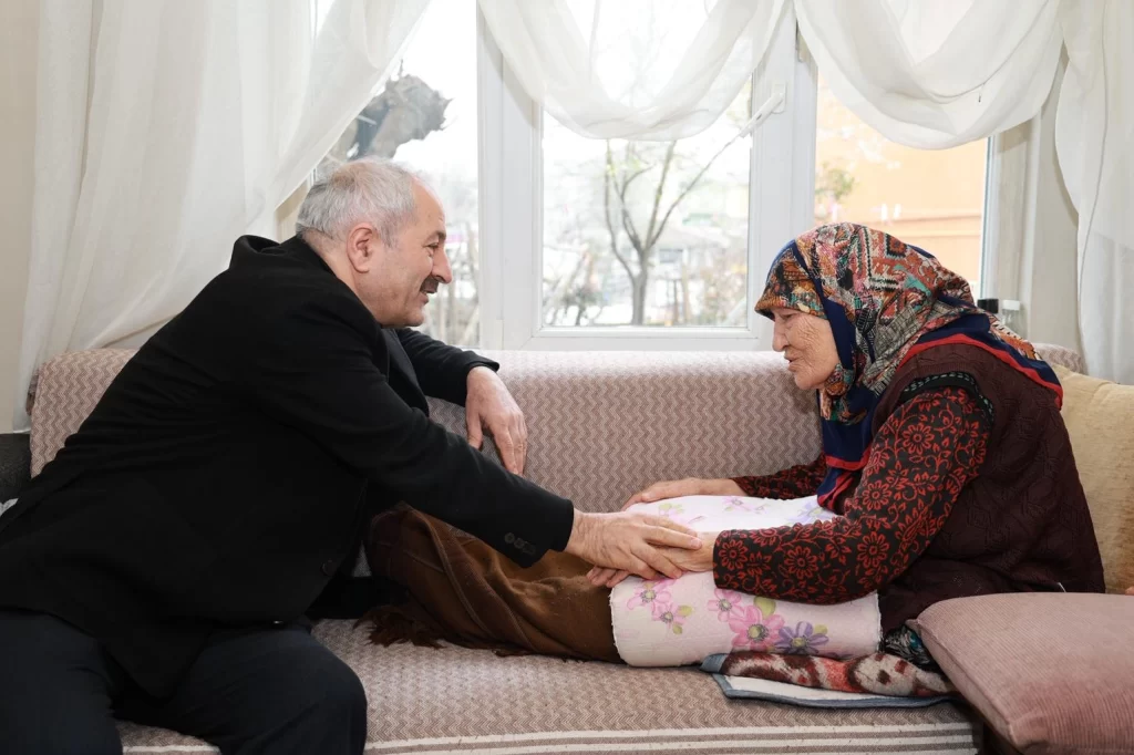 Kocaeli Gebze’de 100 yaşındaki Hesna Teyzeye ziyaret