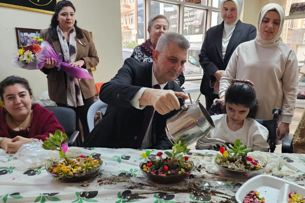 Kocaeli Gölcük’te çiçekler engelleri aştı