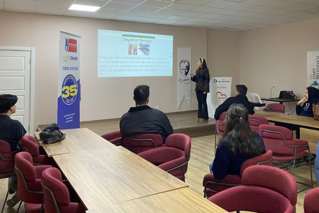 Kocaeli İzmit’te gençlere uluslararası fırsat rehberi