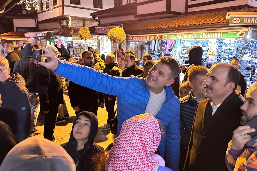 Konya’da son teravih sonrası çarşıda vatandaşlarla buluştu