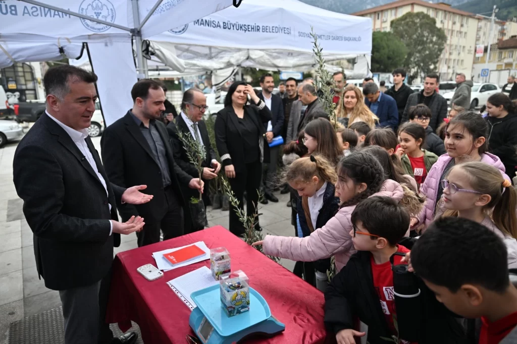 Manisa’da atık piller toplanıyor, fidanlar toprakla buluşuyor