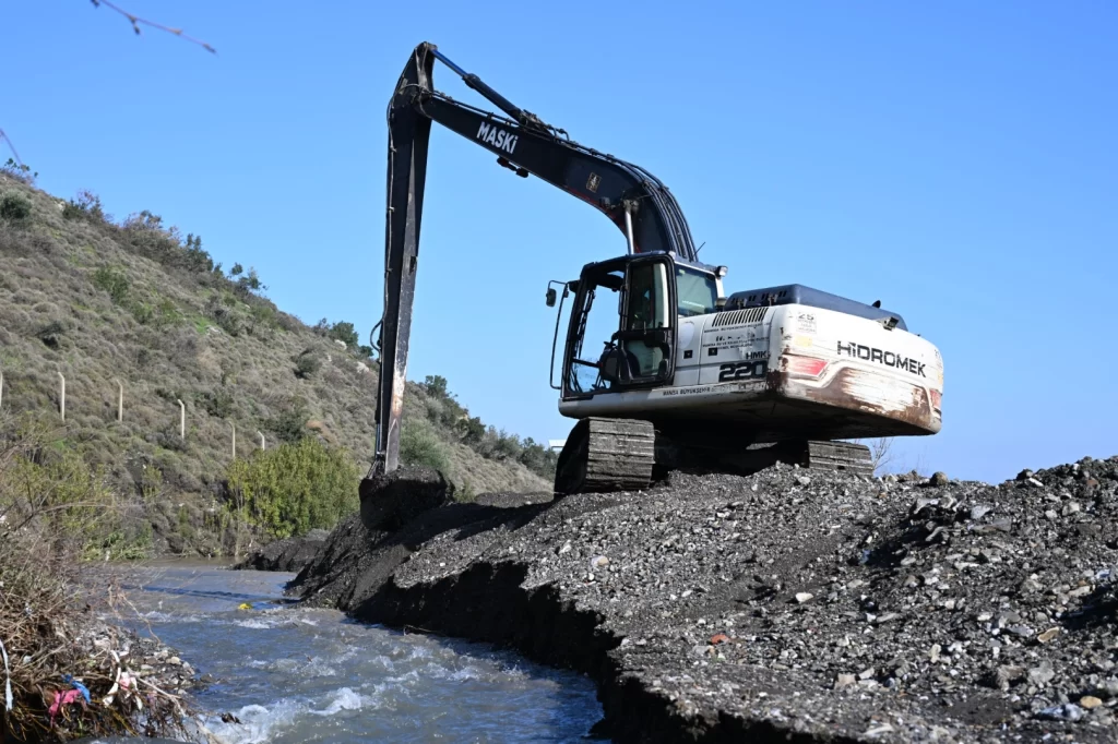 Manisa’da MASKİ Kırtık Deresi’ni temizledi