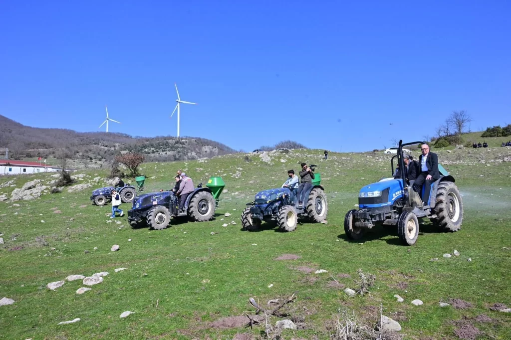 Manisa Kırkağaç’ta meralara gübre desteği