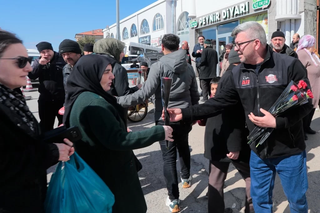 Nevşehir Belediyesi kadınlara binlerce çiçek dağıttı