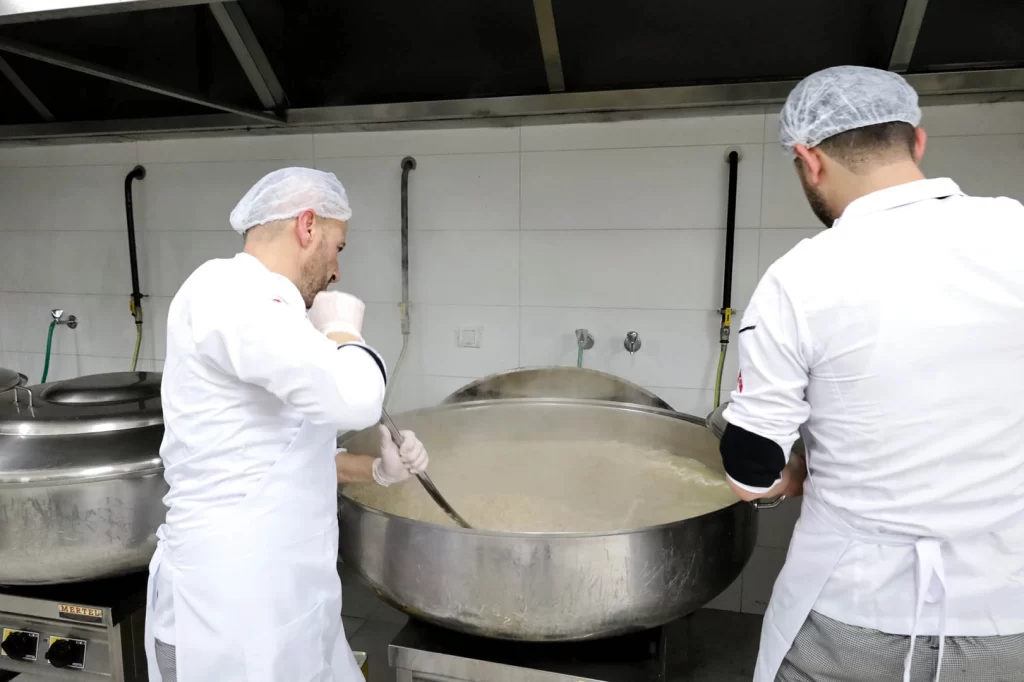 Sakarya’da 90 bin kişilik iftar yemeği kendi kazanlarında pişiriyor