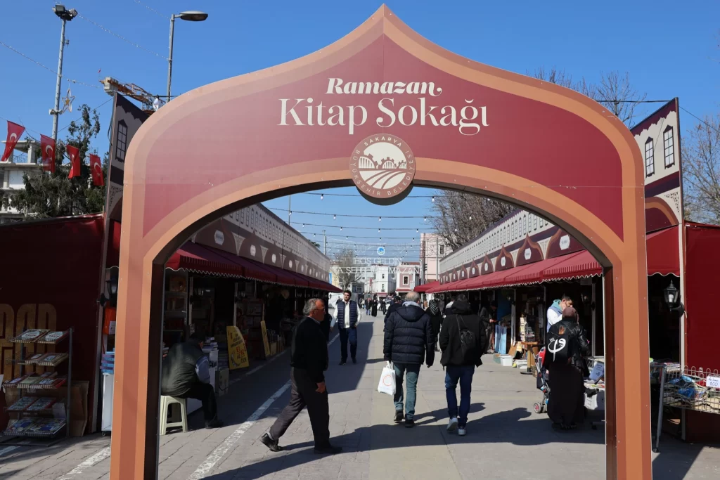 Sakarya’da Kitap Sokağı kitapseverlerin buluşma noktası oldu