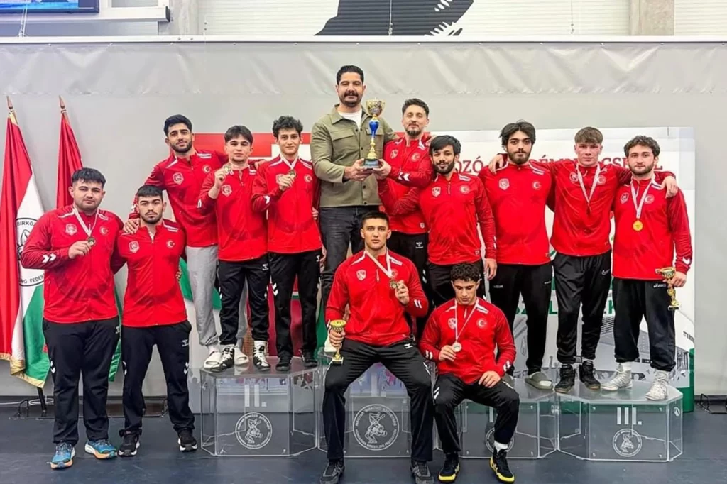 Sakarya’nın milli sporcularından Macaristan’da çifte madalya