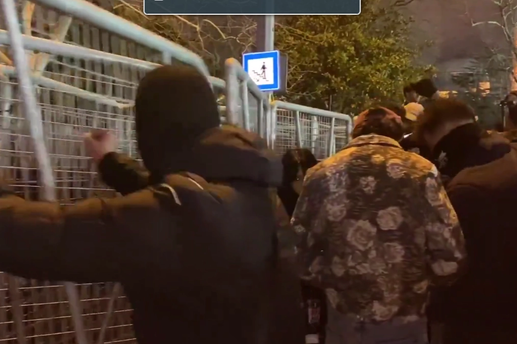 Saraçhane’de polis bariyerlerine saldıran maskeli 35 şüpheli gözaltında