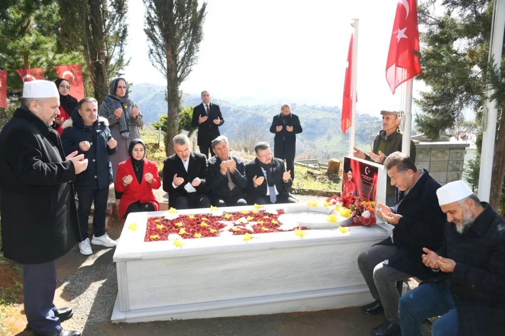Trabzon’da Başkan Genç’ten Şehit Pilot Gençcelep’in kabrine ziyaret