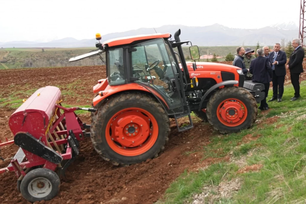 Adana’da Tufanbeyli çiftçisine çilek ve nohut desteği