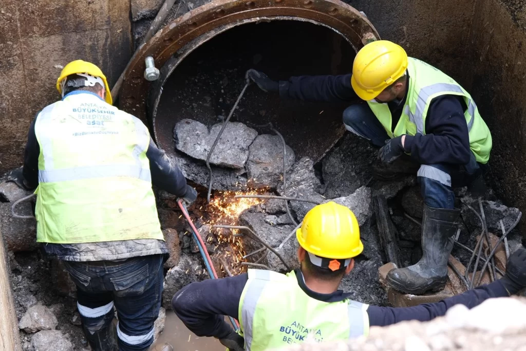 Antalya’da 35 yıllık ana hat vana yenilendi