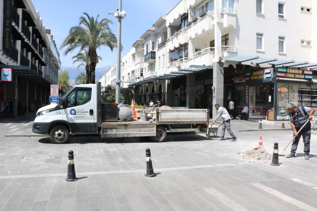 Antalya’da Kemer Liman Caddesi’nde bakım ve onarım