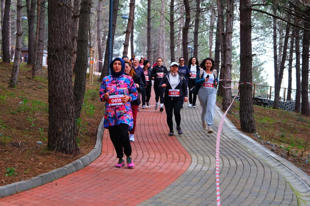 ‘Bahar Koşusu’ Sapanca’da renkli görüntülere sahne oldu