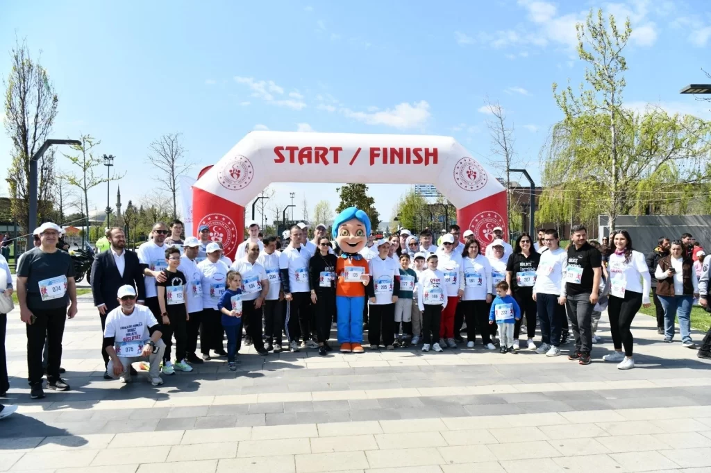 Balıkesir’de otizm farkındalığı için koşuldu