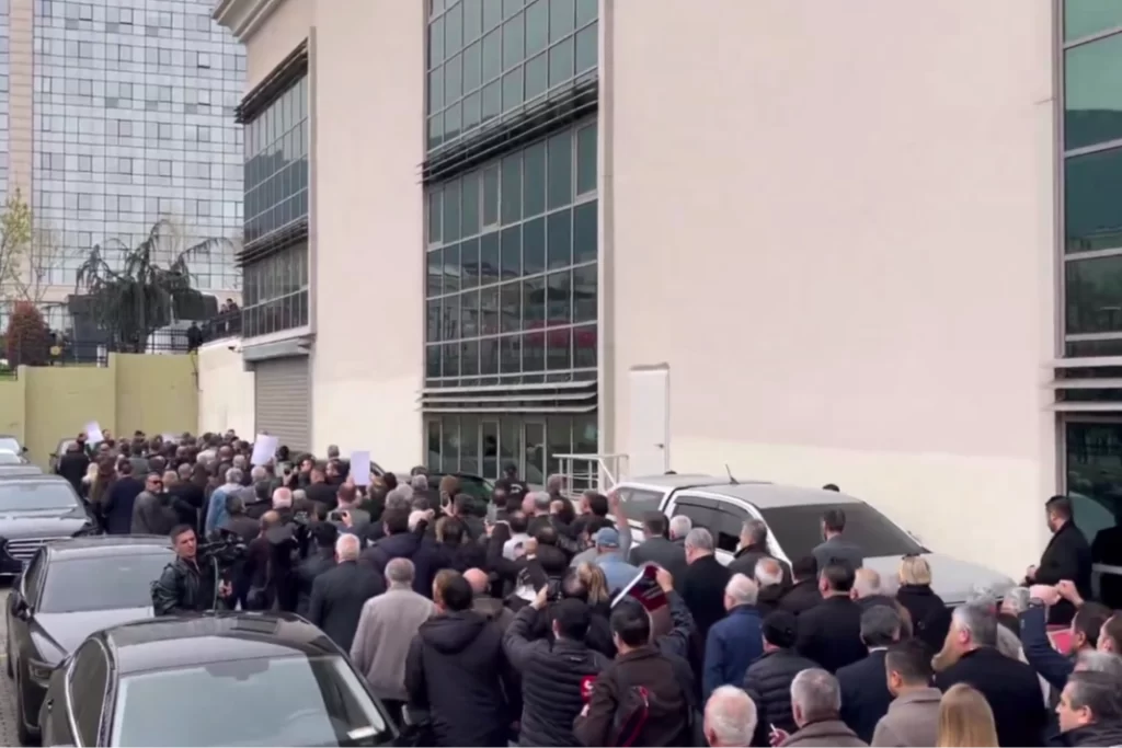 Bursa Büyükşehir’de seçim gerginliği! CHP’liler dışarı çıktı, gerginlik yola taştı!