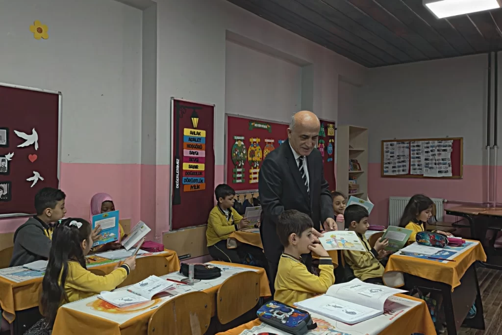 Bursa Gemlik’te Kaymakam Canbaba öğrencilerle buluştu