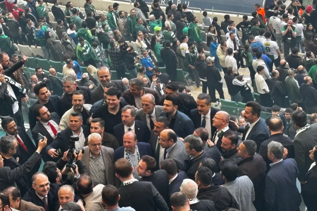 Bursaspor’un şampiyonluk coşkusu omuz omuza izlendi