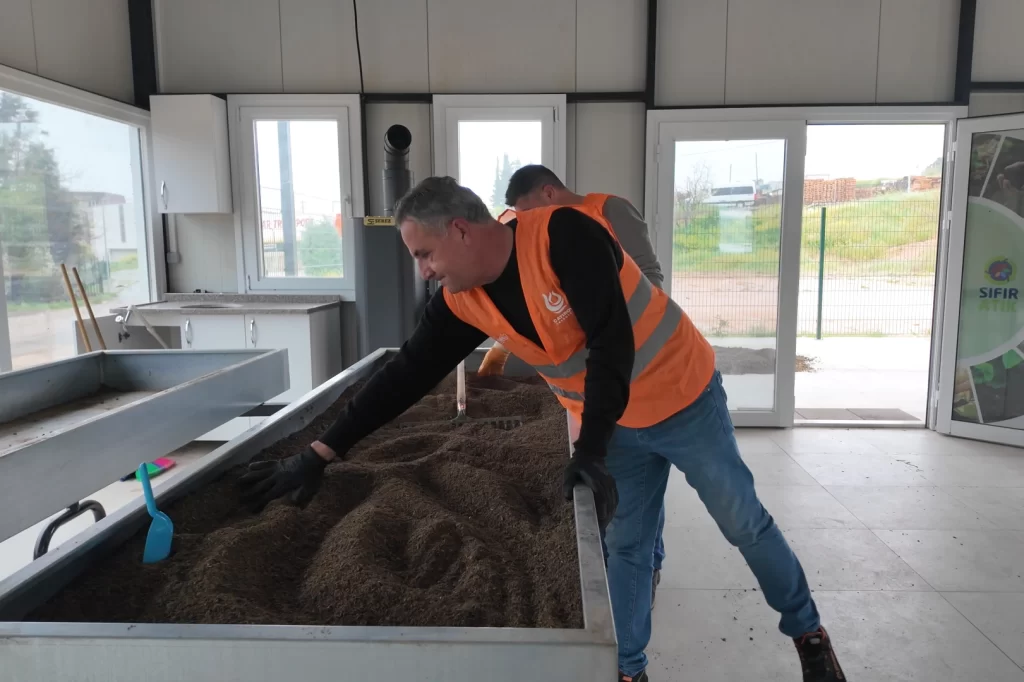 Çayırova’da kompost üretim tesisi toprağa can oluyor