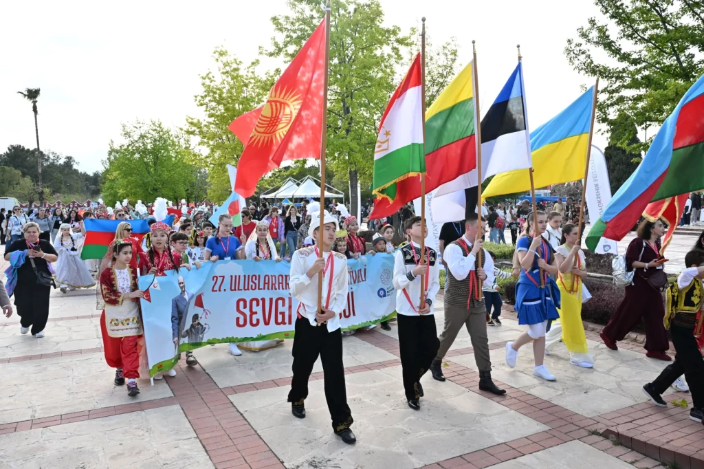 Antalya’da çocuklar Sevgi Korteji’nde buluştu