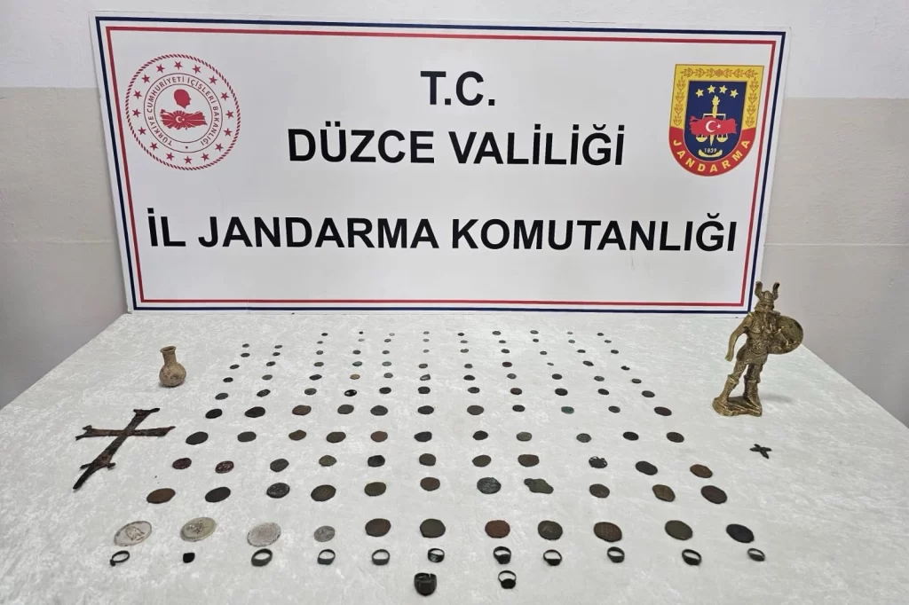 Düzce’de tarihi eser kaçakçılığına 2 gözaltı… 136 parça eser ele geçirildi