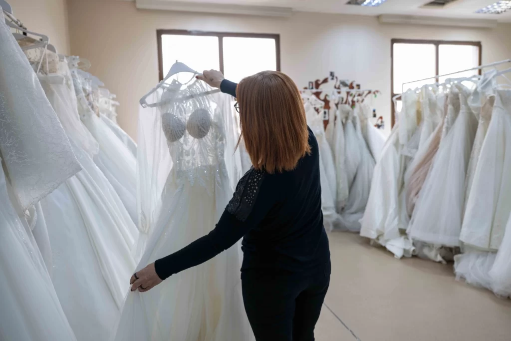 Gelinlikler hayalleri İzmir Bornova’da gerçeğe dönüşüyor