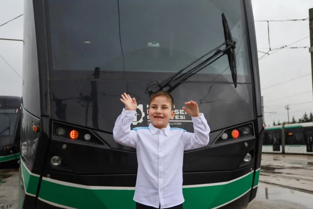 Hayal etti, 6 yaşında vatman oldu!