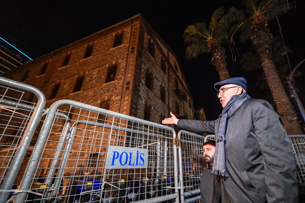 İzmir’de gece nöbetine devam… CHP’li Tanal pense ile plastik kelepçeleri kesti!