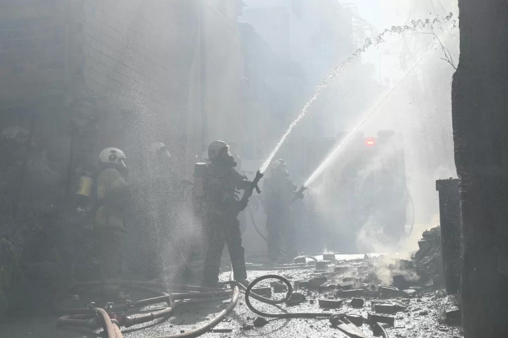 İzmir Konak’ta bina yangını kontrol altında