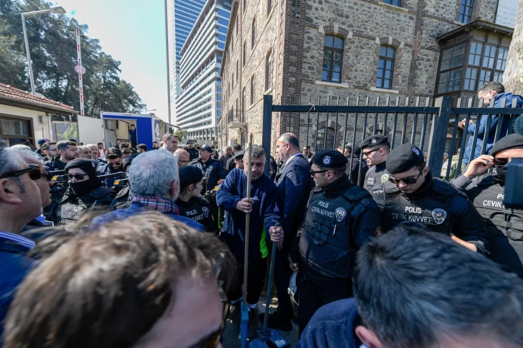 İzmir Meslek Fabrikası’nda gerginlik sürüyor! Vakıflar’ın işlemi tepki topladı