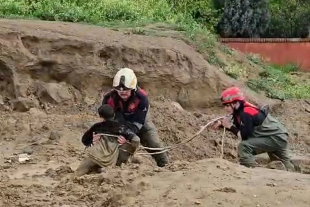 İzmir Torbalı’da çamura saplanan iki çocuğu itfaiye kurtardı