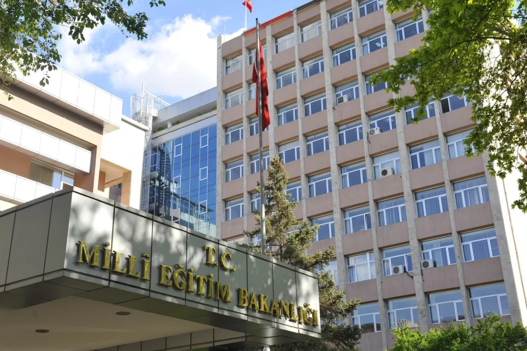 MEB’den izinsiz okullara devam eden öğrencilere yakın takip