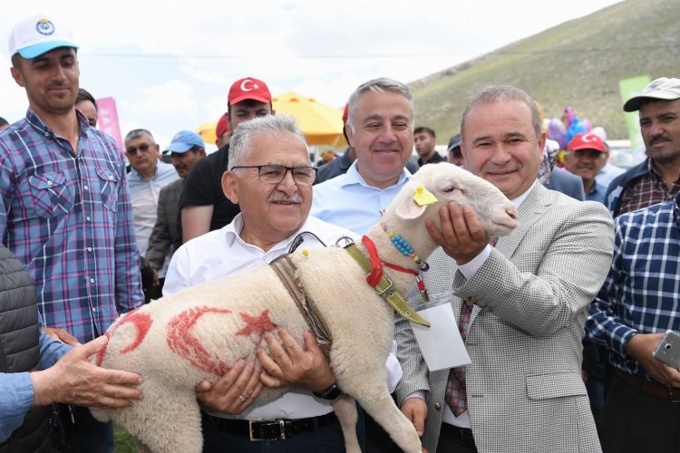 Kayseri Büyükşehir’den süt üreticilerine destek