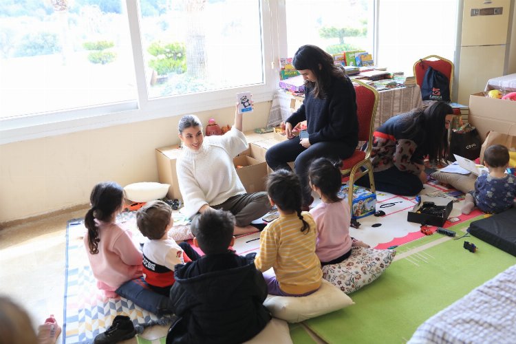 İzmir Güzelbahçe’de depremzede çocuklara oyun alanı