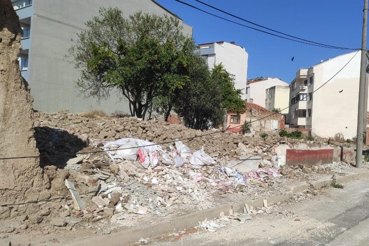 Bursa Karacabey’de metruk binalara neşter