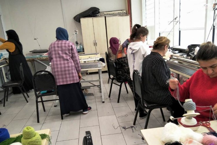 Dilisekesi’nde triko kursiyerleri depremzedeler için üretiyor