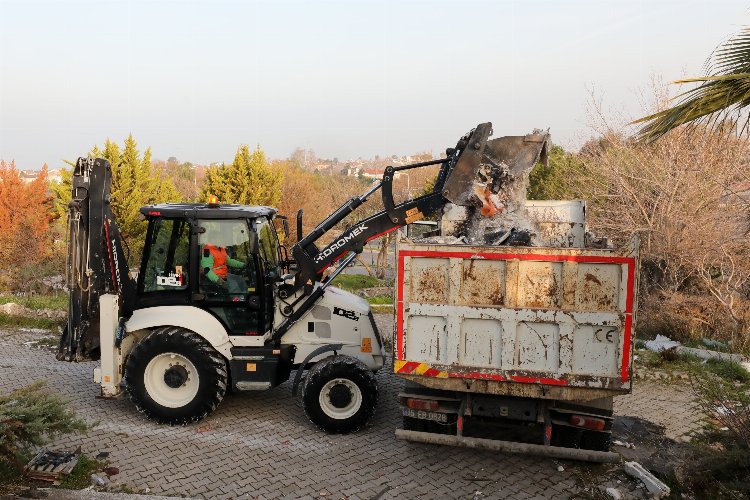 İzmir Narlıdere’de moloz temizleme sürüyor